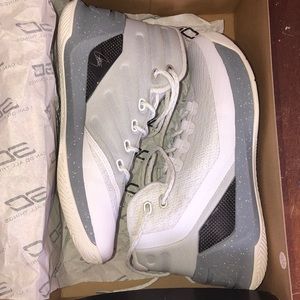 LIKE NEW Curry 3 Basketball Shoes!🏀